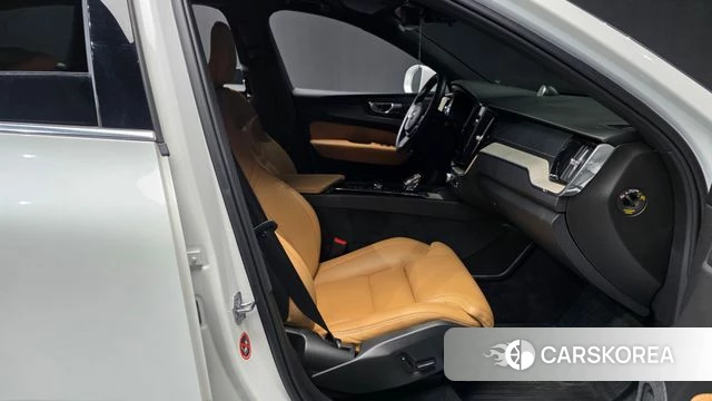 Volvo XC60 second Generation 2020 Белый из Кореи, фото 2