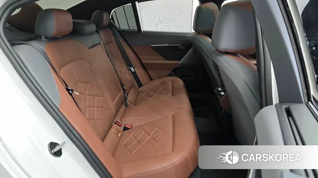 BMW 5 Series (G60) 2023 Белый из Кореи, фото 2