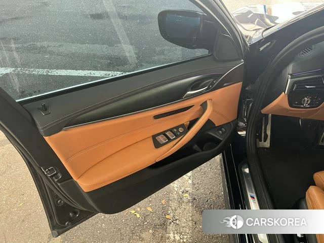 BMW 5 Series (G30) 2023 Черный из Кореи, фото 2