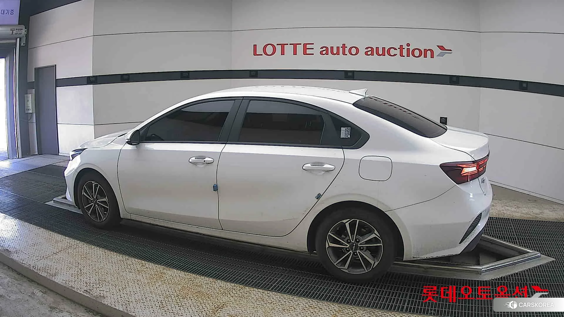 Kia K3 2022 Snow White Pearl из Кореи, фото 2