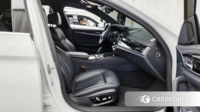 BMW 5 Series (G30) 2020 Белый из Кореи, фото 2
