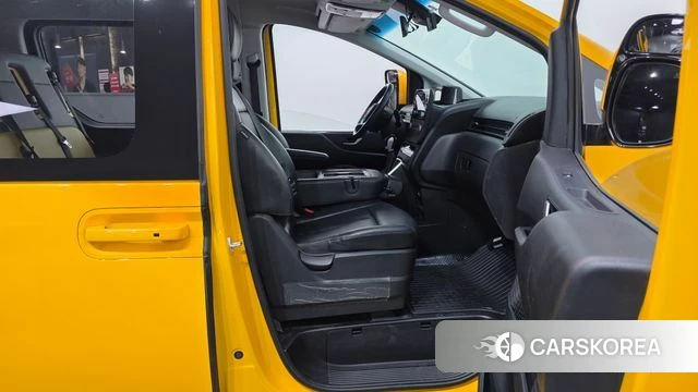 Hyundai Staria 2023 Желтый из Кореи, фото 2