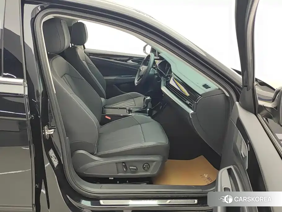 Volkswagen Passat 2025 Черный из Китая, фото 2