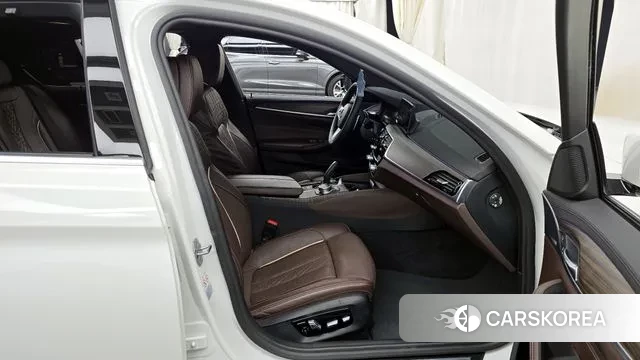 BMW 5 Series (G30) 2019 Белый из Кореи, фото 2