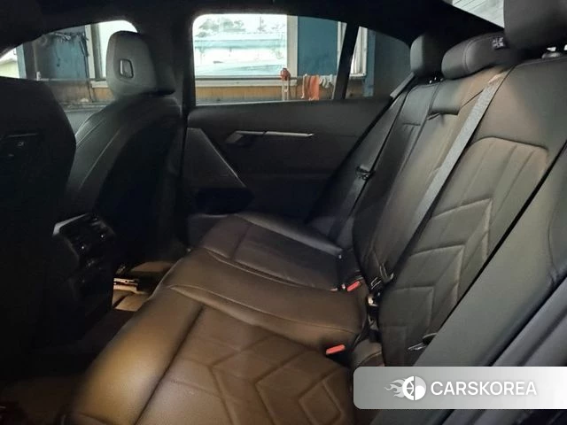 BMW 5 Series (G60) 2025 Черный из Кореи, фото 2