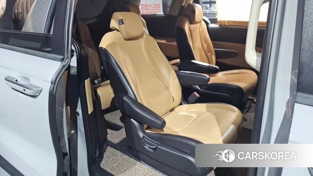 Kia Carnival 4th generation 2023 Серебристо-серый из Кореи, фото 2
