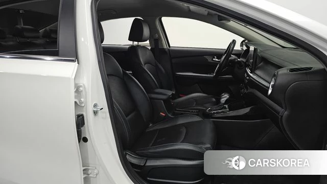 Kia The New K3 2nd generation 2022 Белый из Кореи, фото 2