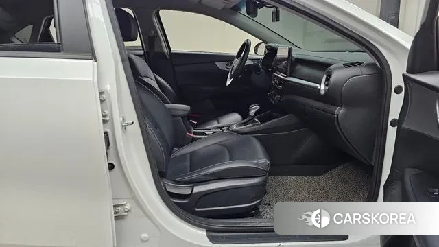 Kia The New K3 2nd generation 2021 Белый из Кореи, фото 2