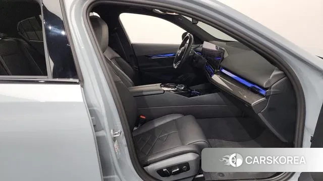 BMW i5 (G60) 2024 Светло-серебряный цвет из Кореи, фото 2