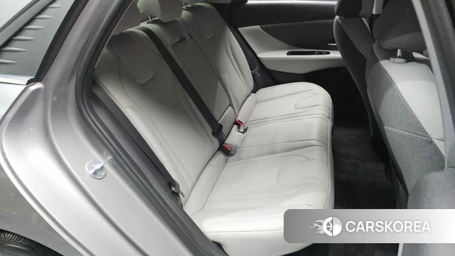 Hyundai Avante Hybrid (CN7) 2021 Серебристо-серый из Кореи, фото 2
