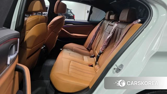 BMW 5 Series (G30) 2023 Белый из Кореи, фото 2