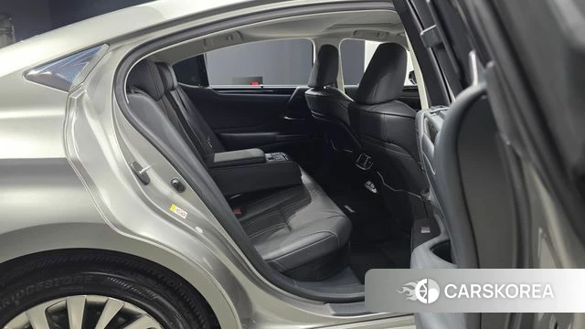 Lexus ES300h 7th generation 2019 Песочный из Кореи, фото 2