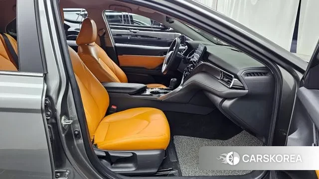 Toyota Camry (XV70) 2024 Серый из Кореи, фото 2