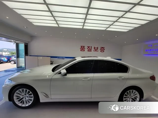 BMW 5 Series (G30) 2019 Белый из Кореи, фото 2