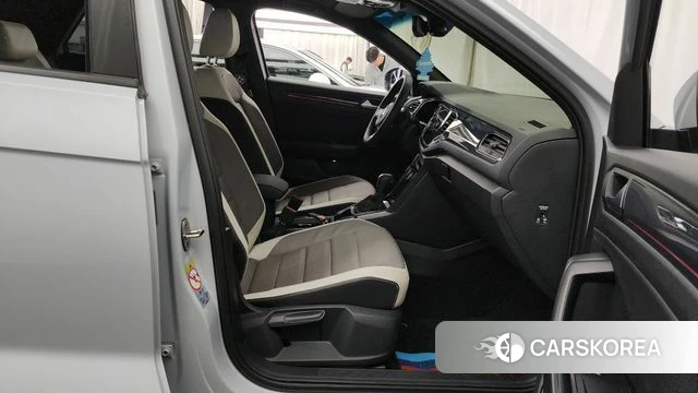 Volkswagen T-Roc 2021 Светло-серебряный цвет из Кореи, фото 2