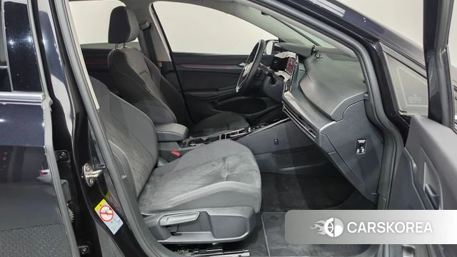 Volkswagen Golf 8th Generation 2023 Черный из Кореи, фото 2