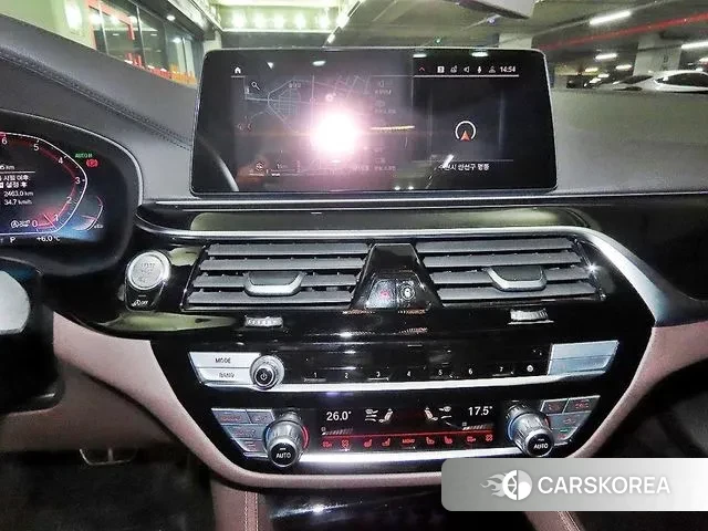 BMW 5 Series (G30) 2020 Белый из Кореи, фото 2