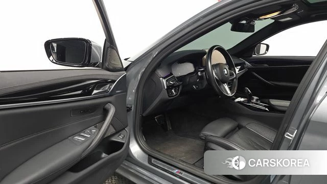 BMW 5 Series (G30) 2022 Серебристо-серый из Кореи, фото 2
