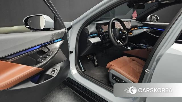 BMW 5 Series (G60) 2024 Серебристо-серый из Кореи, фото 2