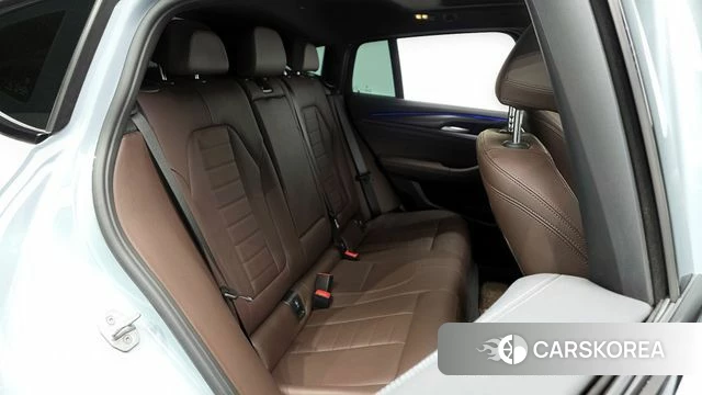 BMW X4 (G02) 2024 Светло-серебряный цвет из Кореи, фото 2