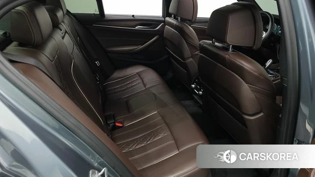 BMW 5 Series (G30) 2019 Серебристо-серый из Кореи, фото 2