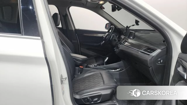 BMW X1 (F48) 2021 Белый из Кореи, фото 2