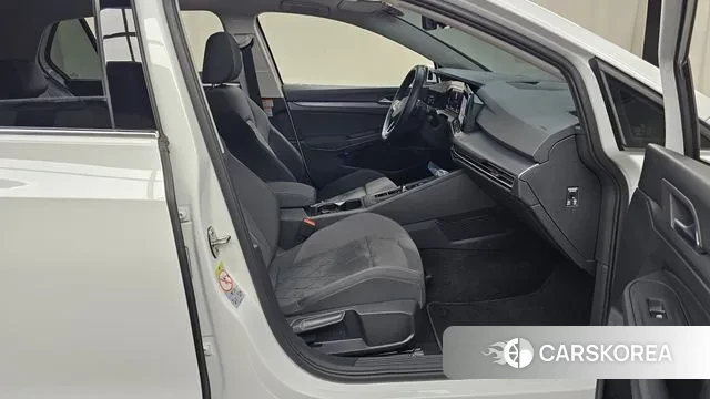 Volkswagen Golf 8th Generation 2022 Белый из Кореи, фото 2