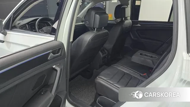 Volkswagen Tiguan second Generation 2023 Белый из Кореи, фото 2