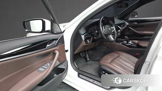 BMW 5 Series (G30) 2022 Белый из Кореи, фото 2