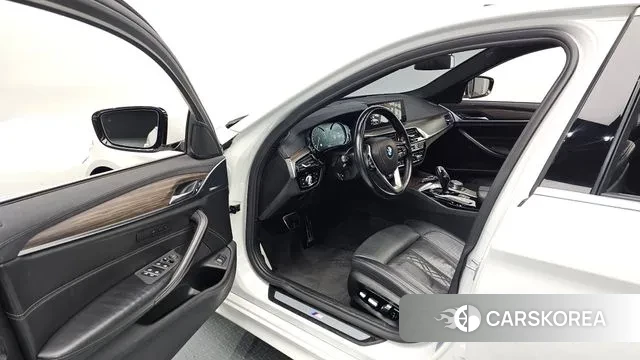 BMW 5 Series (G30) 2018 Белый из Кореи, фото 2