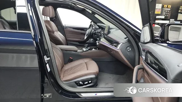 BMW 5 Series (G30) 2023 Черный из Кореи, фото 2