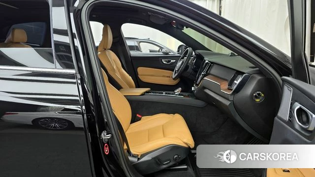 Volvo XC60 second Generation 2023 Черный из Кореи, фото 2