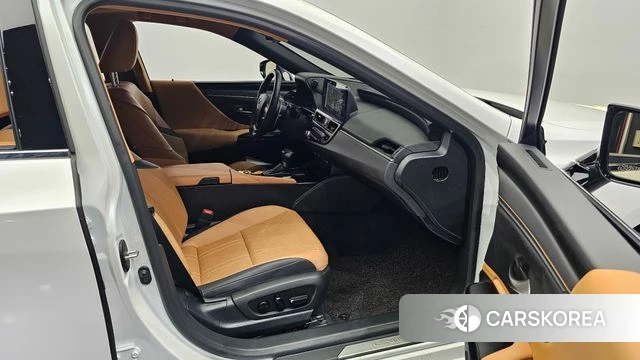 Lexus ES300h 7th generation 2024 Белый из Кореи, фото 2
