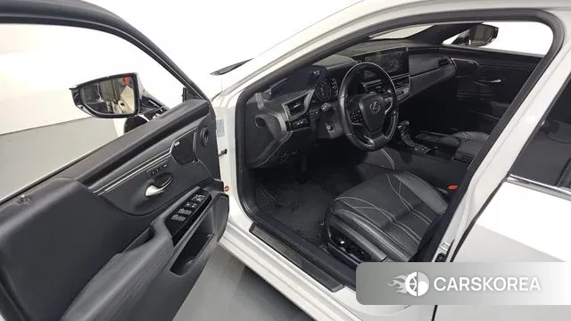 Lexus ES300h 7th generation 2022 Белый из Кореи, фото 2