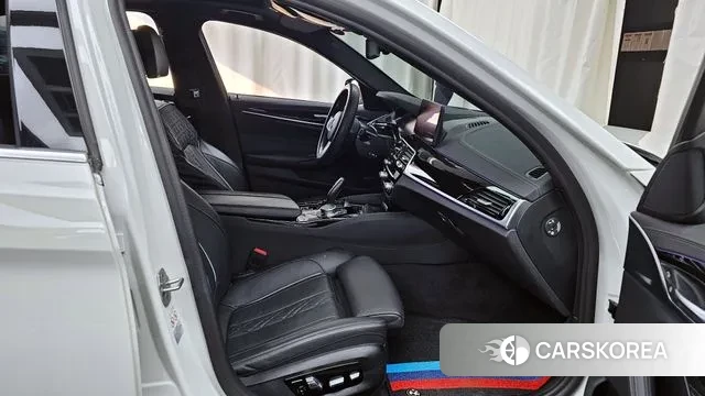 BMW 5 Series (G30) 2021 Белый из Кореи, фото 2