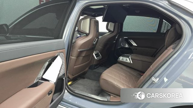 BMW i7 (G70) 2023 Светло-серебряный цвет из Кореи, фото 2