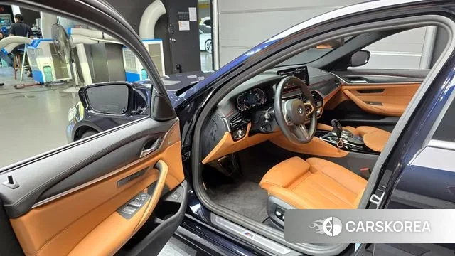 BMW 5 Series (G30) 2022 Черный из Кореи, фото 2