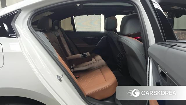 BMW 5 Series (G60) 2025 Белый из Кореи, фото 2