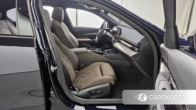 BMW 5 Series (G60) 2025 Черный из Кореи, фото 2