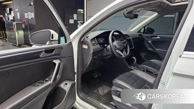 Volkswagen Tiguan second Generation 2022 Белый из Кореи, фото 2