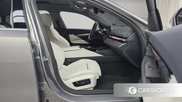 BMW 5 Series (G60) 2025 Песочный из Кореи, фото 2