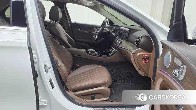 Mercedes-Benz E-Class W213 2018 Белый из Кореи, фото 2