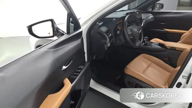 Lexus UX250h 2023 Белый из Кореи, фото 2