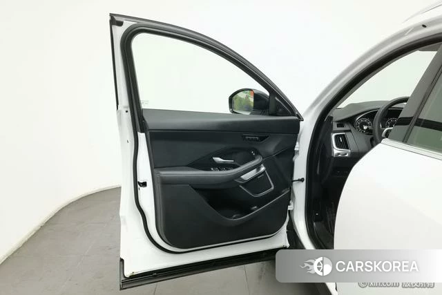 Jaguar E-PACE 2024 Белый из Китая, фото 2