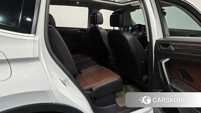 Volkswagen Tiguan Allspace 2023 Белый из Кореи, фото 2