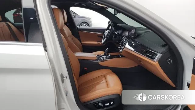 BMW 5 Series (G30) 2021 Белый из Кореи, фото 2