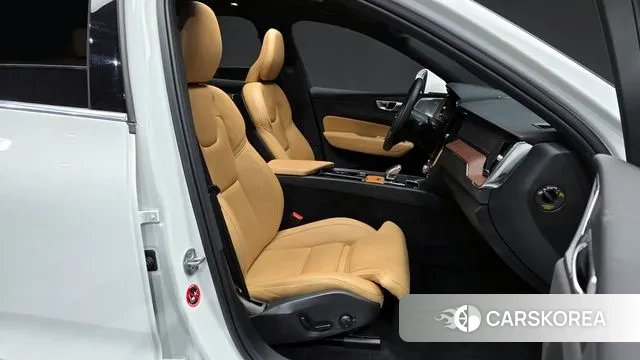 Volvo XC60 second Generation 2024 Белый из Кореи, фото 2