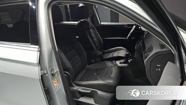 Volkswagen Tiguan second Generation 2020 Серебристо-серый из Кореи, фото 2