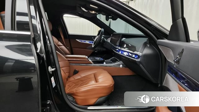 BMW 7 Series (G70) 2023 Черный из Кореи, фото 2