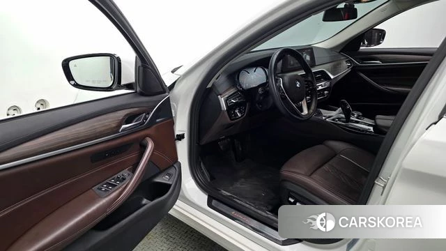 BMW 5 Series (G30) 2018 Белый из Кореи, фото 2